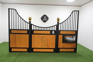 คอกม้าแบบกำหนดเองขนาด <span class=keywords><strong>3</strong></span> เมตร พร้อมรางอาหารสแตนเลส โรงม้าหรูสไตล์ยุโรปพร้อมฉากกั้นคอกม้าที่ทนทาน - Product Image 4