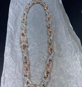 Collier chaîne cubaine hip-hop en or rose et moissanite au design unique pour hommes et femmes, bijou de luxe tendance, disponible à la vente - Product Image 2