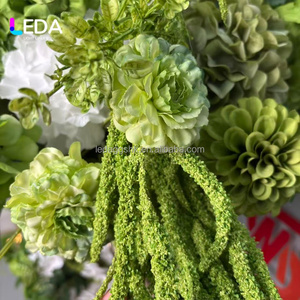 LEDA Fournitures de mariage : Bouquet de fleurs artificielles en soie vertes personnalisées avec verdure, centre de table de mariage suspendu en amarante - Product Image 2
