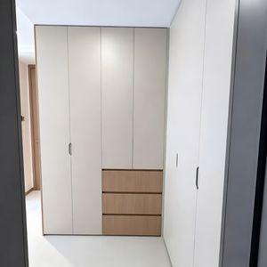 Dressing minimaliste du sol au plafond, armoire en <span class=keywords><strong>bois</strong></span> sur mesure avec panneaux ENF et bordure en PUR - Product Image 4