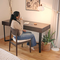 La table transformable en bureau est vraiment aussi simple qu'il en a l'air # transformertable # configurations de bureau # table à manger # deskaesthetic # homesetup