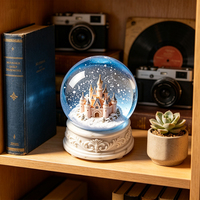Globe à neige chic en forme de château flottant avec flocons de neige, base en marbre, boule de verre pour anniversaire et décoration de maison de luxe