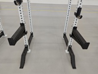 Banco de gimnasio multifuncional de titanio para curl de piernas, extensión, curl de bíceps, máquina de remo con selección de carga por pin para pecho y brazos, y simulador de escaleras