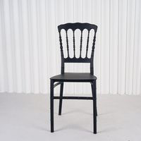 Chaise de mariage Napoléon élégante avec support latéral unique et plastique résistant aux UV pour location événementielle empilable
