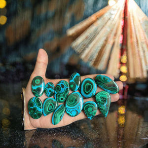 Malachite verte naturelle de qualité 100% - Cabochon ovale avec traitement thermique et effet œil de chat pour la fabrication de bijoux - Product Image 3