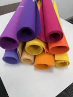 Özel Kesimli Renkli İğneleme Tekniğiyle Üretilmiş Viskoz/Polyester Dokunmamış Kumaş Rulosu Önceden Kesilmiş Metrelik Boyutta Levhalar 260 GSM Orta Kalınlıkta