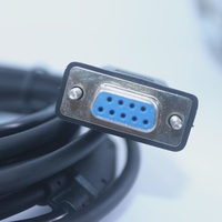 El cable laico en forma de Y conecta la estación total TM30 TS30 a PC (serie RS232 de 9 pines) y el cable de batería Lei Ca GEB171 GEV220 (759257)