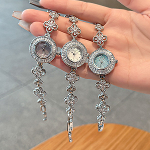 นาฬิกาข้อมือผู้หญิง Clastyle ดีไซน์หรูหรา ประดับเพชรและมุกเปลือกหอย - Product Image 4