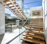 Escalier droit sur mesure de luxe avec poutre centrale dissimulée et marches en marbre/bois pour villa