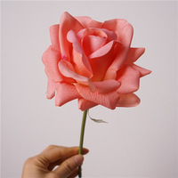 Handgevoelde, hydraterende, korte kunstmatige rozen met real touch effect voor bruiloft, huisdecoratie en bloemstukken.