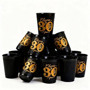 Celebración de 30 Años - Juego de 12 Vasos de Plástico Negros y Dorados con Impresión Digital para Fiestas de Cumpleaños - Product Image 1