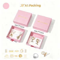 Gamme d'emballages de bijoux A1 Distinctive Blush avec boîtes à tiroirs carrées, cartes blanches pour boucles d'oreilles, panneau de couvercle doré et présentoir