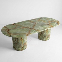 Table à manger en onyx vert artisanal en pierre naturelle de luxe avec base cannelée, design haut de gamme pour la décoration de salle à manger