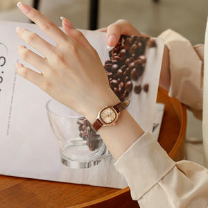 OEM Großhandel Benutzerdefiniertes Logo Marke Elegantes Design Damenuhr Geschenk mit Weichem Lederarmband und Datumsanzeige für Großmengen-Anpassung - Product Image 4