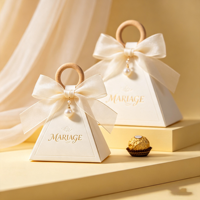 Boîte cadeau triangulaire personnalisée OEM ODM pour mariage avec ruban, poignée en bois et breloque perle – Vente en gros