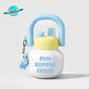Grande Bouteille d'Eau Tendance en Plastique de 800 ml, Mignonne et Facile à Transporter, Idéale pour Hommes, Femmes et Étudiants, Convient pour Boissons Chaudes et Froides en Buvant Directement - Product Image 5
