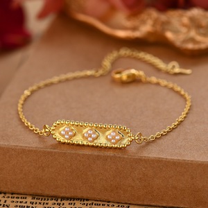 สร้อยข้อมือมุก ดีไซน์ดอกไม้สีทอง เกรด AA แบบฝังขอบ สำหรับใส่ทุกวัน - Product Image 2