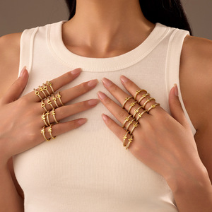 Tốt Tinh Tế Nhỏ Nhỏ Solitaire Nhỏ 14K Vàng Kim Cương Cubic Zirconia Paved Thư Bảng Chữ Cái Ban Đầu Có Thể Điều Chỉnh Ngón Tay Nhẫn - Product Image 1