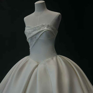 Robe de mariée sirène/trompette moderne en satin avec dentelle florale et cristaux pour femme, modèle NT77 - Product Image 6