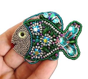 เข็มกลัดรูปปลาประดับลูกปัดทำมือสำหรับเสื้อผ้าและเครื่องประดับ เข็มกลัดรูปปลาตกแต่งทำมือ ของตกแต่งต้นไม้ทำมือ - Product Image 1