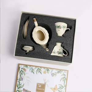 Service à thé rétro européen en céramique, motif fraise, avec théière, tasses et soucoupes à bord doré, style britannique - Product Image 4