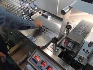 Máquina Eléctrica Automática para Formar y Sellar Blísteres de Caramelos y Tabletas con Motor y Bomba - Product Image 3