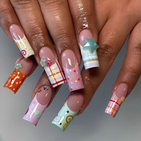 Uñas postizas de moda estilo Y2K con diseño de estrella y remolino, base nude, forma ataúd larga, arte de uñas gráfico en blanco y negro con pequeños detalles de diamantes de imitación.