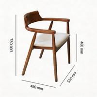 Chaise de salle à manger nordique en chêne massif avec dossier courbé et accoudoirs, et coussin en mousse haute densité amélioré, idéale pour les restaurants