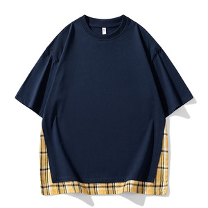 เสื้อยืดโอเวอร์ไซส์สีน้ำเงินกรมท่าสำหรับผู้ชาย แต่งขอบลายสก็อตสีเหลือง แขนสั้น สไตล์ลำลอง ผ้าถัก 100% คอตตอน ดีไซน์คอกลม - Product Image 1