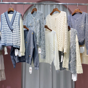Maglione di <span class=keywords><strong>Cashmere</strong></span> da <span class=keywords><strong>donna</strong></span> <span class=keywords><strong>in</strong></span> vendita all'ingrosso di abbigliamento di seconda mano a magazzino scontato - Product Image 4