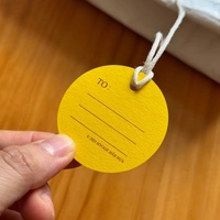 Étiquettes volantes personnalisées pour vêtements, étiquettes suspendues avec logo sur mesure, formes personnalisées, estampage à chaud doré pour jeans et vêtements