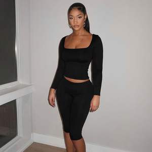 ชุดเสื้อสเวตเตอร์ผู้หญิงแบบกำหนดเองปี 2026 คอเหลี่ยม แขนยาว เสื้อครอปท็อป และกางเกงคาปรียืดหยุ่น ชุดถักที่ระบายอากาศได้ดีสำหรับฤดูใบไม้ร่วง - Product Image 1