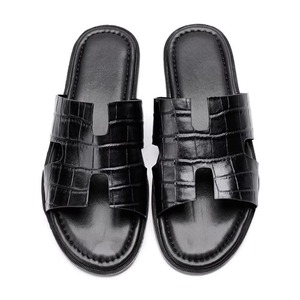 Nouvelles tongs en cuir pleine fleur pour hommes, style coréen 2025, sandales d'été tendance pour l'extérieur, chaussures de plage, pantoufles, logo personnalisé - Product Image 5