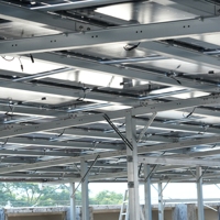 Système de montage solaire BIPV revêtu de Zn-Al-Mg sans soudure, résistant aux typhons, support modulaire préfabriqué pour panneaux solaires