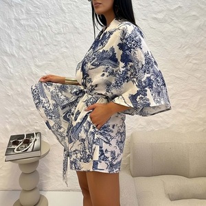 Ropa de moda para mujer, estilo europeo y americano, primavera, nuevo conjunto casual elegante con cuello en V, estampado y pantalones cortos con cordones. - Product Image 5