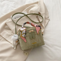Mini Box Umhängetasche für Damen mit Henkel, Weiße PU-Handtasche mit Buchstaben-Design, Wasserdicht, Abnehmbarer Riemen, Seidenschal, Niedlicher Plüsch