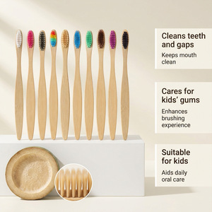 Lot de 5 brosses à dents biodégradables en bambou à poils souples, couleur bois foncé, avec étui de rangement et pochette de protection - Product Image 2