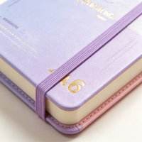 Carnet A6 à couverture rigide 103x137mm 80GSM 100 feuilles lignées avec élastique, motif marbré dégradé et dorure à chaud, 216 pièces/carton, vente en gros