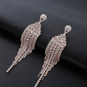 Boucles d'oreilles pendantes de mariée de haute qualité, classiques, géométriques, plaquées or, avec strass, chaîne longue à pampilles scintillantes pour femmes - Product Image 2