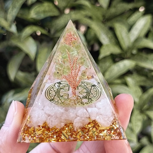 Pyramide en résine époxy avec galets de cristal, ornement de bureau, décoration d'aquarium, olivier, cristal blanc, cadeau - Product Image 1