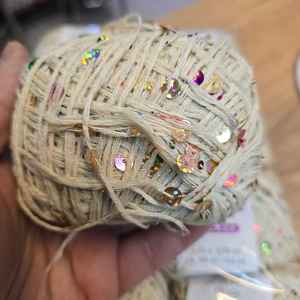 Hilo de lentejuelas de poliéster 100% de color crema grande de 50g Patrón teñido de material de ganchillo y tejido elegante de alta resistencia - Product Image 1