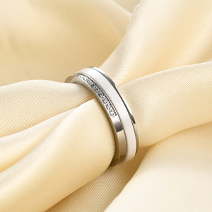 Bague en céramique blanche et noire, 5,5 mm, sertie de diamants ronds, forme géométrique, unisexe, à porter au quotidien - Product Image 4