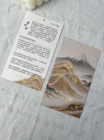Étiquettes suspendues personnalisées de luxe imperméables pour vêtements, avec logo en feuille d'or, fond gaufré, code-barres et découpe sur mesure pour marque de mode