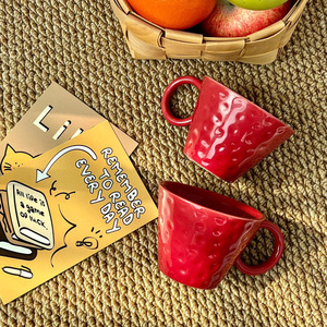 Taza de Cerámica Retro Circular Roja Pequeña, Diseño Hecho a Mano en Color Sólido, Regalo de Boda para Parejas - Product Image 1