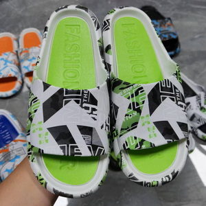 Pantuflas de diseñador ligeras para <span class=keywords><strong>hombre</strong></span>, <span class=keywords><strong>zapatillas</strong></span> antideslizantes personalizables para uso en interiores y exteriores para baño, <span class=keywords><strong>casa</strong></span> barata - Product Image 1