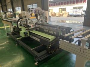 Línea de Producción con Rodillo Transportador y Máquina CNC para Orificios de <span class=keywords><strong>Bisagra</strong></span> de Cerraduras Automáticas, Centro de Procesamiento de Paneles de Puertas de <span class=keywords><strong>Doble</strong></span> Cara - Product Image 3