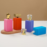 Flacons de parfum carrés en fausse fourrure prêts à l'emploi en gros, 100 ml, en verre transparent avec décalcomanie et pulvérisateur à pompe estampé à chaud
