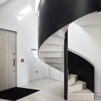 Rampe d'escalier incurvée en acier inoxydable avec éclairage d'accentuation intégré, design écologique et durable pour villa