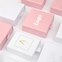 Luxuriöse Schmuckbox aus Karton mit Magnetverschluss, individuellem Logo, Schwammfutter, umweltfreundlichen Recyclingmaterialien, Tragegriff und Ziehband, stabil