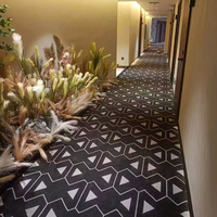 Tapis géométrique triangulaire noir et blanc, rouleau large sur mesure de 4 m, résistant à l'usure, ignifuge, pour couloir d'hôtel